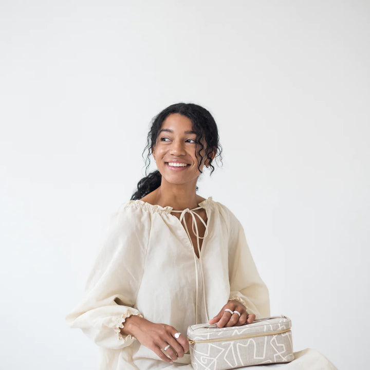 SoYoung | White Abstract Lines Beauty Poche