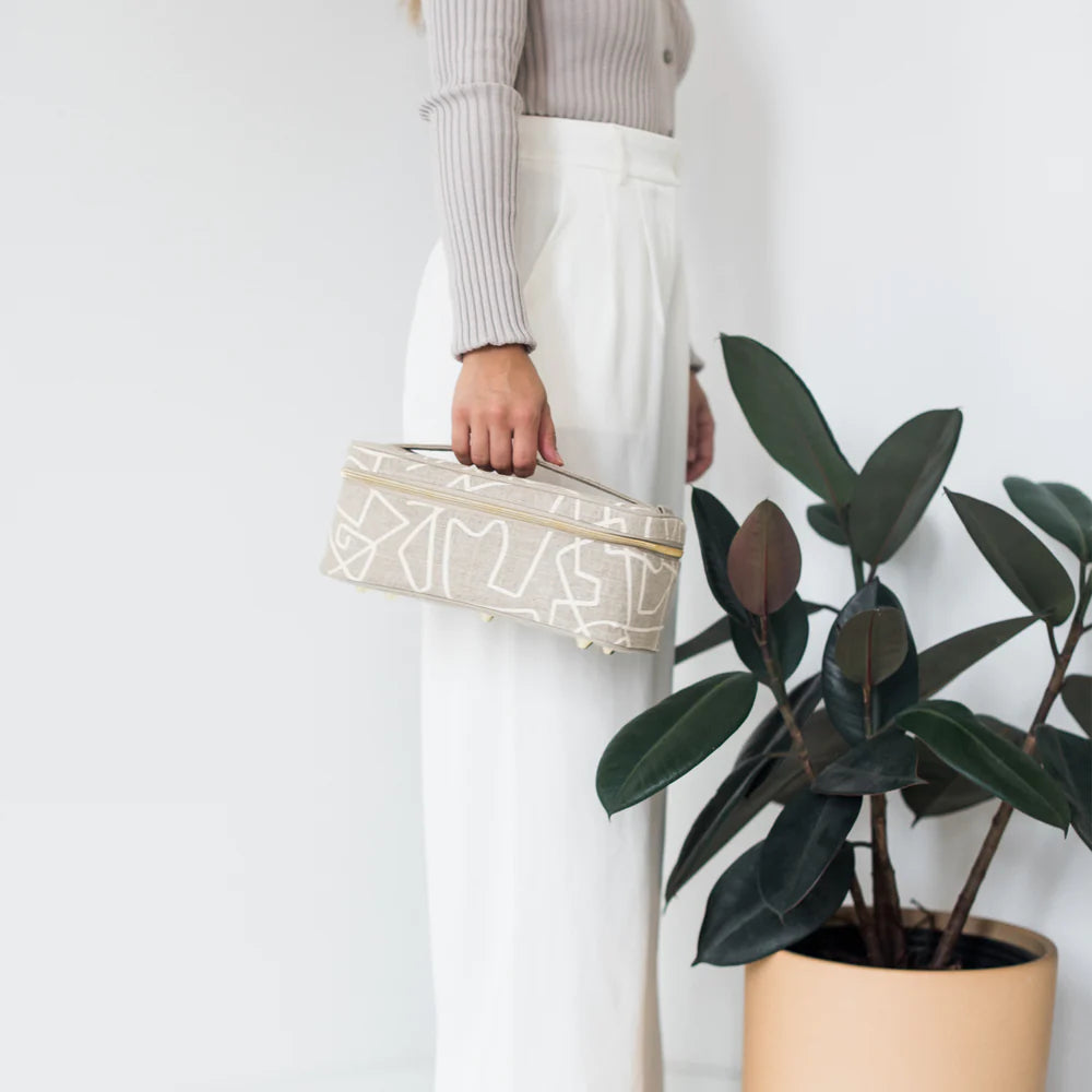 SoYoung | White Abstract Lines Beauty Poche