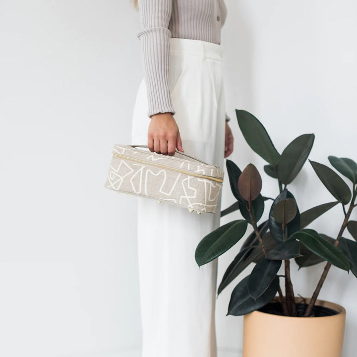 SoYoung | White Abstract Lines Beauty Poche