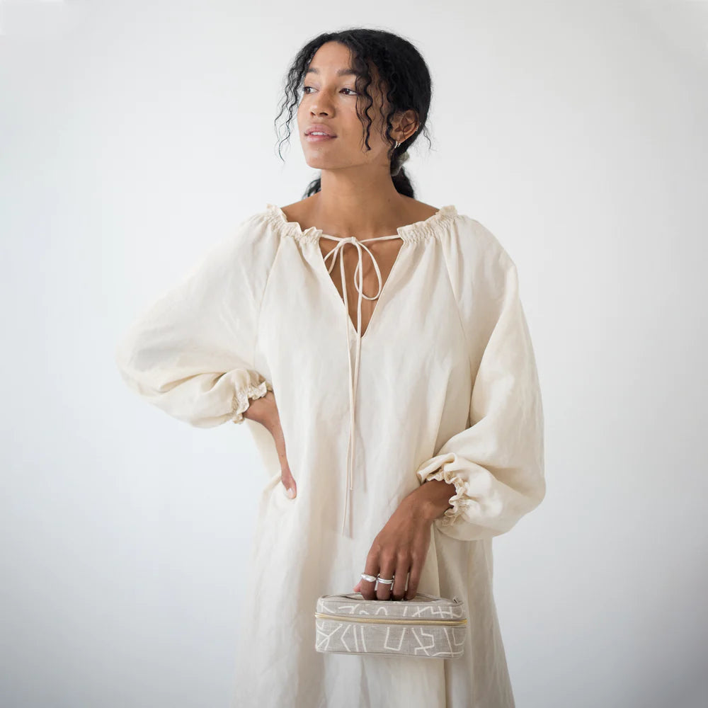 SoYoung | White Abstract Lines Petite Beauty Poche