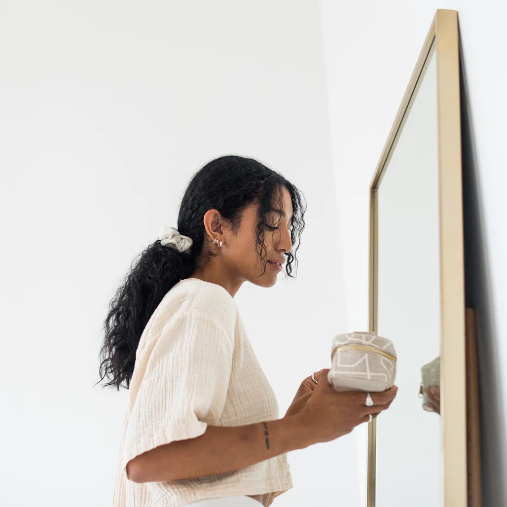 SoYoung | White Abstract Lines Petite Beauty Poche