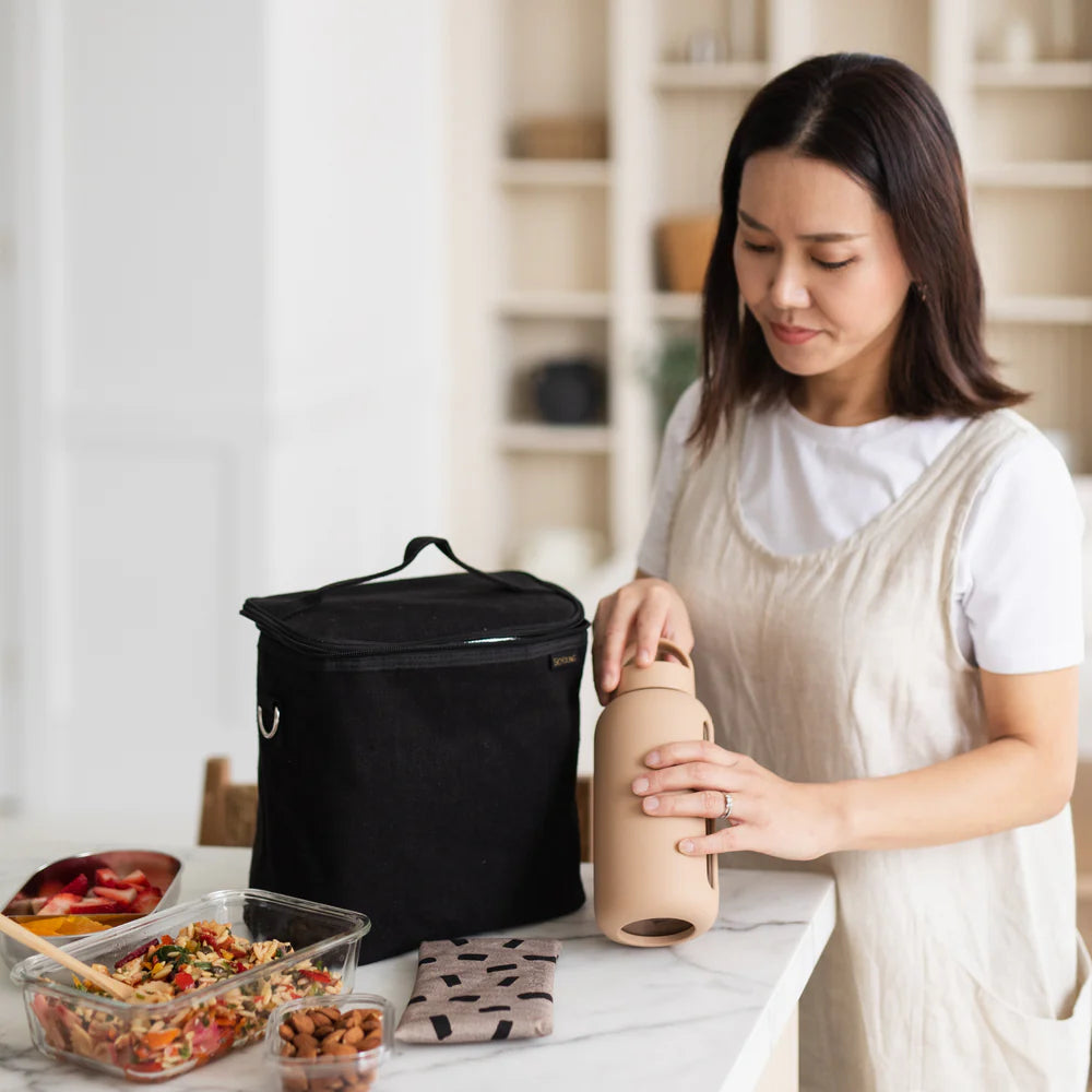 SoYoung | Black Linen Lunch Poche