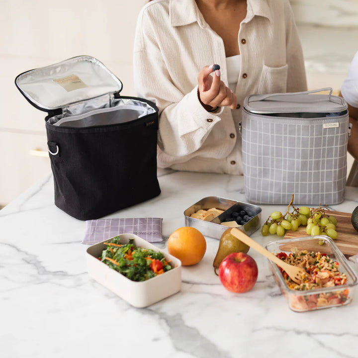 SoYoung | Black Linen Lunch Poche