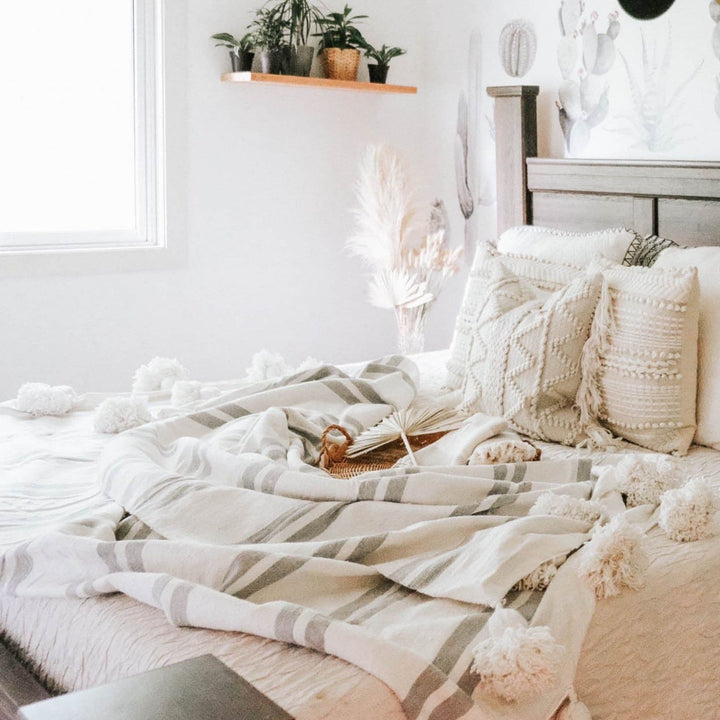 Pokoloko | Moroccan Pom Pom Throw - Racer White